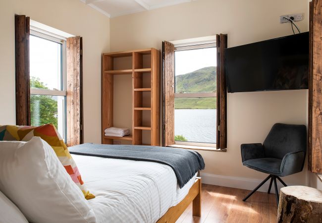 Studio in Kylemore - Stylish Lake View Studio, Kylemore Studio in Kylemore - Stylish Lake View Studio, Kylemore